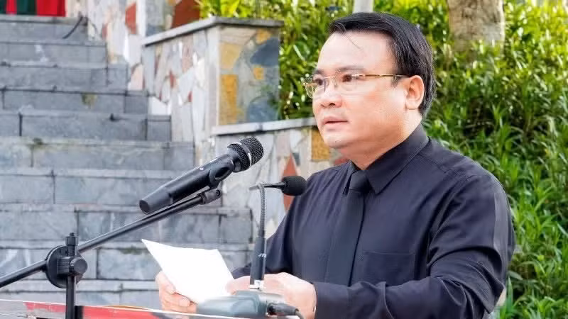 El vicepresidente del Comité Popular provincial y jefe del Comité Directivo 515 de Nghe An, Phung Thanh Vinh, pronuncia el discurso conmemorativo.