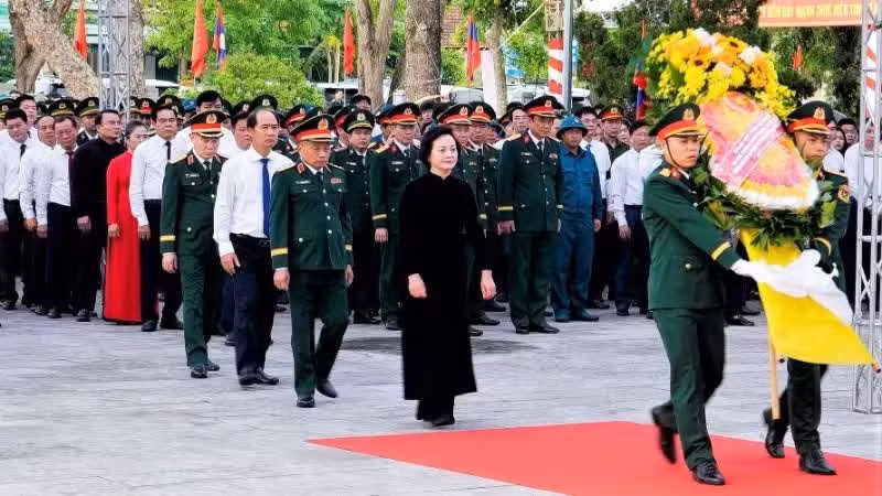 La viceprimera ministra Pham Thi Thanh Tra y otros delegados ofrecen flores e incienso en memoria de los héroes mártires.