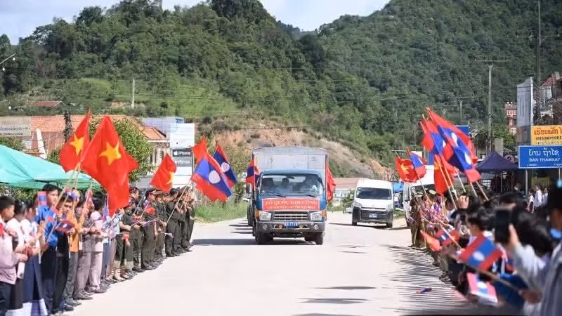 La delegación especial de la provincia de Nghe An traslada los restos de los 80 mártires vietnamitas caídos en Laos de regreso a su tierra natal.