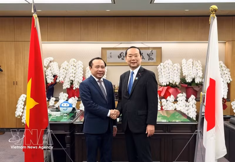 El ministro Vu Hai Quan (izquierda) y el ministro japonés de Asuntos Internos y Comunicaciones, Fujii Hisayuki, acuerdan continuar manteniendo el mecanismo de intercambio bilateral. (Foto: VNA)