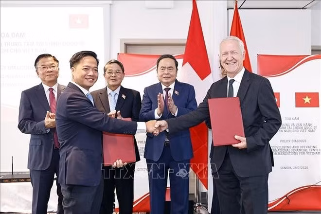 El presidente de la Asamblea Nacional, Tran Thanh Man, presencia la ceremonia de firma del memorando de entendimiento sobre cooperación en el desarrollo de un centro financiero internacional (Fuente: VNA)