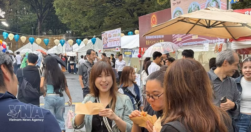 Comensales japoneses disfrutan con entusiasmo del banh mi vietnamita. (Fuente: VNA)