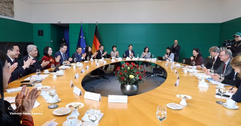 La vicepresidenta de la Asamblea Nacional de Vietnam, Nguyen Thi Thanh, mantiene conversaciones con el vicepresidente del Bundestag (Parlamento), Bodo Ramelow. (Fuente: VNA)