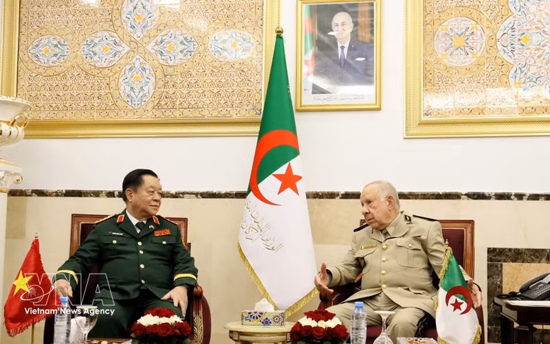 El general Said Chengriha, ministro delegado ante el ministro de Defensa y jefe del Estado Mayor del Ejército Nacional Popular de Argelia, se reúne con el general Nguyen Trong Nghia, miembro del Buró Político, secretario del Comité Central del Partido, miembro permanente de la Comisión Militar Central y jefe del Departamento General de Política del Ejército Popular de Vietnam. (Fuente: VNA)