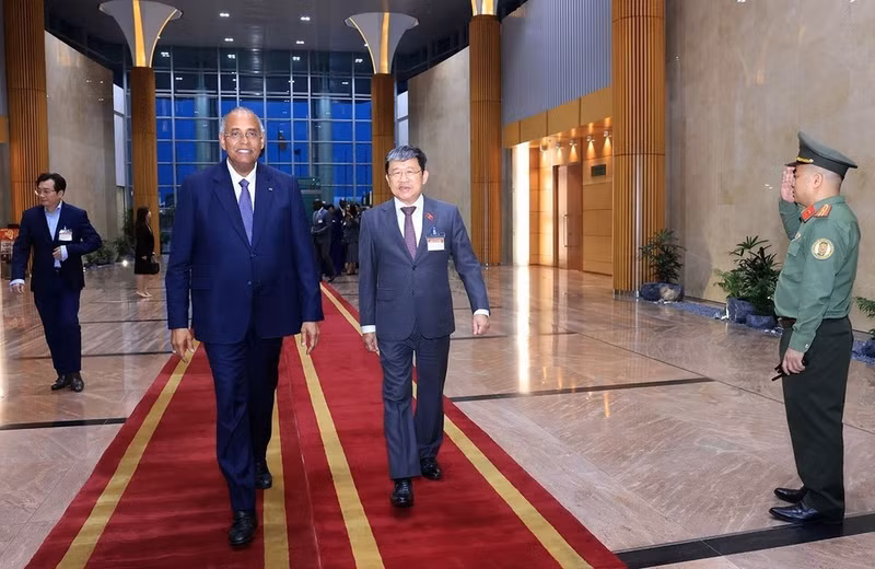 El subjefe permanente de la Comisión de Defensa, Seguridad y Asuntos Exteriores de la Asamblea Nacional, Vu Hai Ha, recibe al presidente de la Asamblea Nacional de Costa de Marfil, Patrick Achi, en el Aeropuerto Internacional de Noi Bai, Hanói. (Foto: VNA)