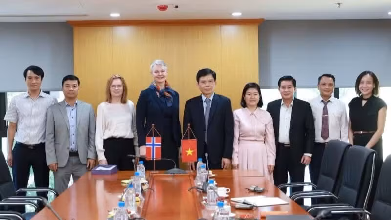El viceministro de Construcción de Vietnam Le Anh Tuan recibe a la embajadora de Noruega en Hanói, Hilde Solbakken.