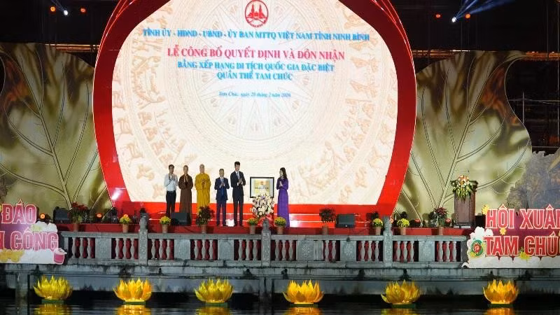 La miembro del Comité Central del Partido y viceministra permanente del Ministerio de Cultura, Deportes y Turismo, Lam Thi Phương Thanh, entrega el certificado de Monumento Nacional Especial al Complejo Paisajístico de Tam Chuc.
