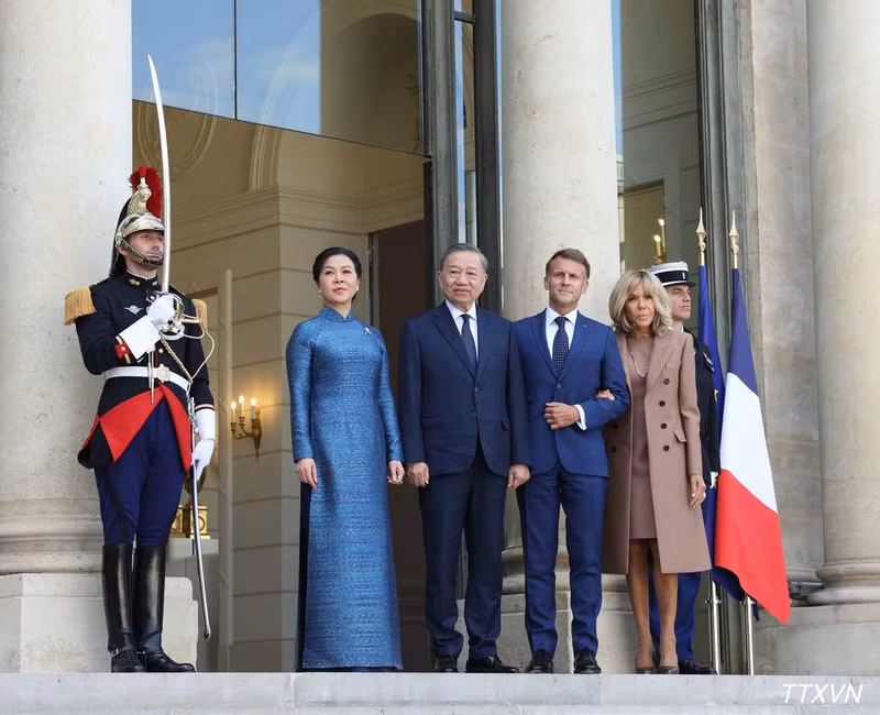 El presidente de Francia, Emmanuel Macron, y su cónyuge reciben al secretario general del PCV y presidente de Vietnam, To Lam, y su esposa. (Foto: VNA)