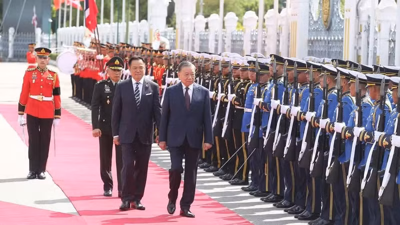 El secretario general del Partido Comunista y presidente de Vietnam, To Lam, y el primer ministro de Tailandia, Anutin Charnvirakul, pasan revista a la guardia de honor.