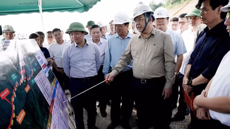 El viceprimer ministro permanente, Pham Gia Tuc, inspecciona las obras de la autopista Dong Dang - Tra Linh. (Foto: nhandan.vn)