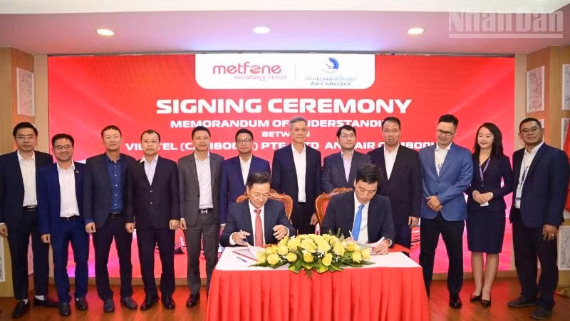 Directivos de Metfone y Air Cambodia firman el Memorando de Entendimiento de cooperación.