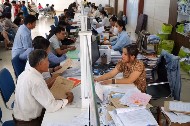 La gente realiza trámites en la ventanilla única del Comité Popular del distrito de Hoa Vang, en la ciudad de Da Nang. En el contexto de los preparativos urgentes para implementar el gobierno local de dos niveles, en los últimos meses, el número de personas que acuden a realizar trámites administrativos en los distritos de la ciudad de Da Nang ha aumentado drásticamente. (Fuente: VNA)