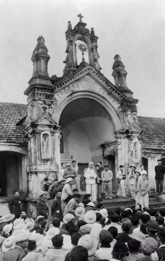 El presidente Ho Chi Minh visitó y habló con seguidores católicos en la aldea de Thach Bich, comuna de Bich Hoa, distrito de Thanh Oai, Ha Dong (ahora Hanoi), el 5 de diciembre de 1959. (Fuente: VNA)