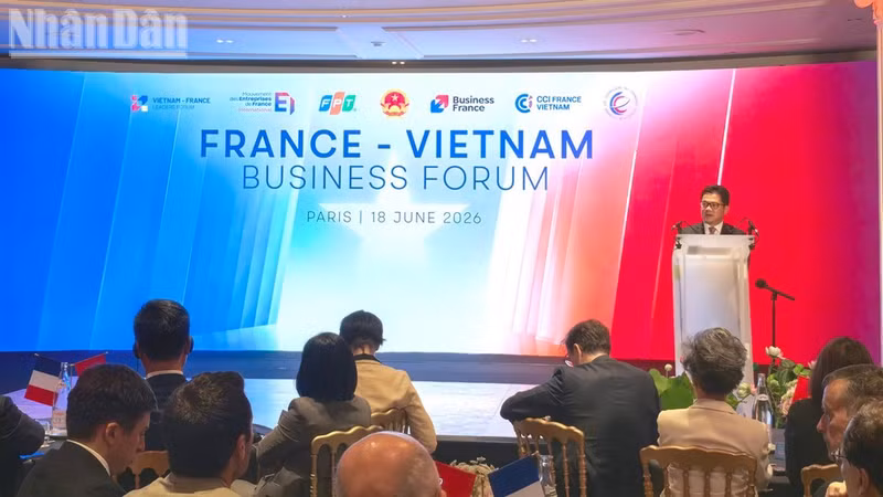 El consejero de Inversiones de Vietnam en Francia, Dao Quoc Cuong, interviene en el Foro Empresarial Vietnam-Francia celebrado en París el 18 de junio de 2026. (Foto: Trung Nghiem)