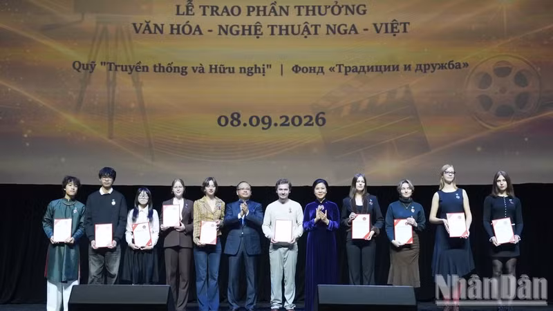 Estudiantes destacados de VGIK reciben premios . (Foto: Thanh The)