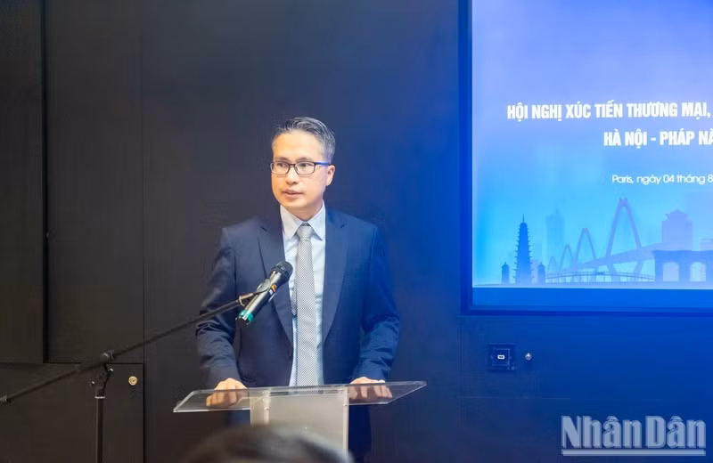 El consejero comercial Vu Anh Son interviene en la Conferencia de Promoción Comercial y Turística Hanói-Francia 2026, celebrada en París el 4 de agosto de 2026.