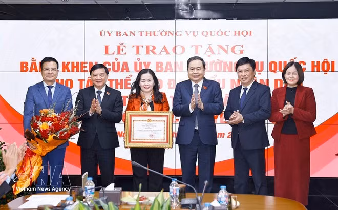 El presidente de la Asamblea Nacional (tercero de derecha), Tran Thanh Man, otorga el Certificado de Mérito del Comité Permanente del Parlamento al periódico Dai bieu Nhan dan (Fuente: VNA)