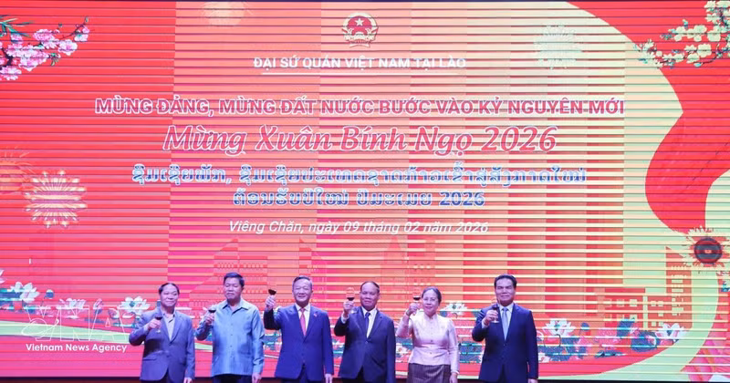 Delegados en el evento saludan el Año Nuevo Lunar (Foto: VNA)