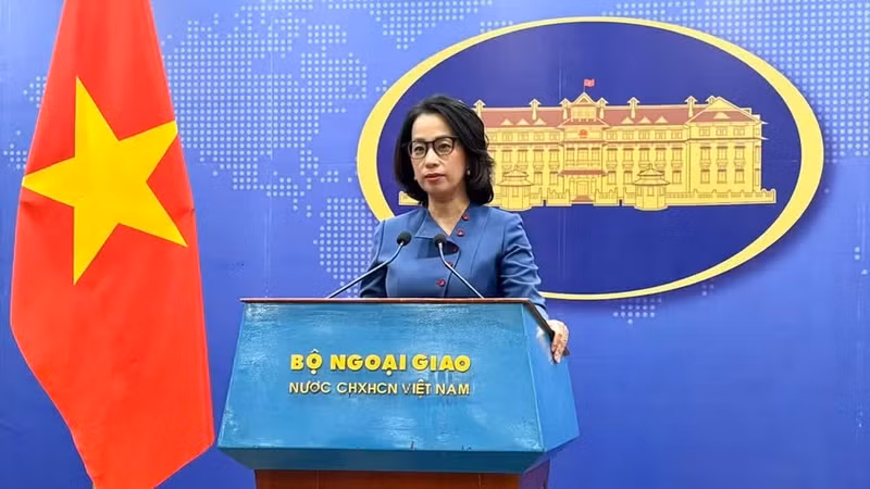 La portavoz de la Cancillería, Pham Thu Hang, responde a las preguntas de la prensa.