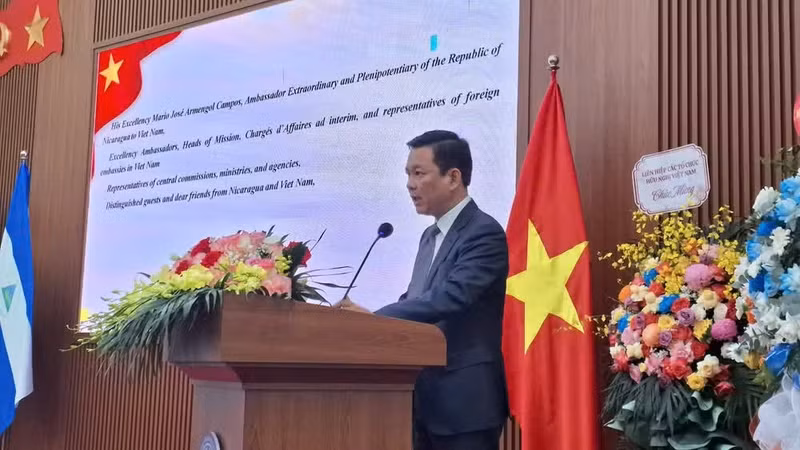 El vicepresidente de la Unión de Organizaciones de Amistad de Vietnam, Dong Vi Cuong, habla en la cita.