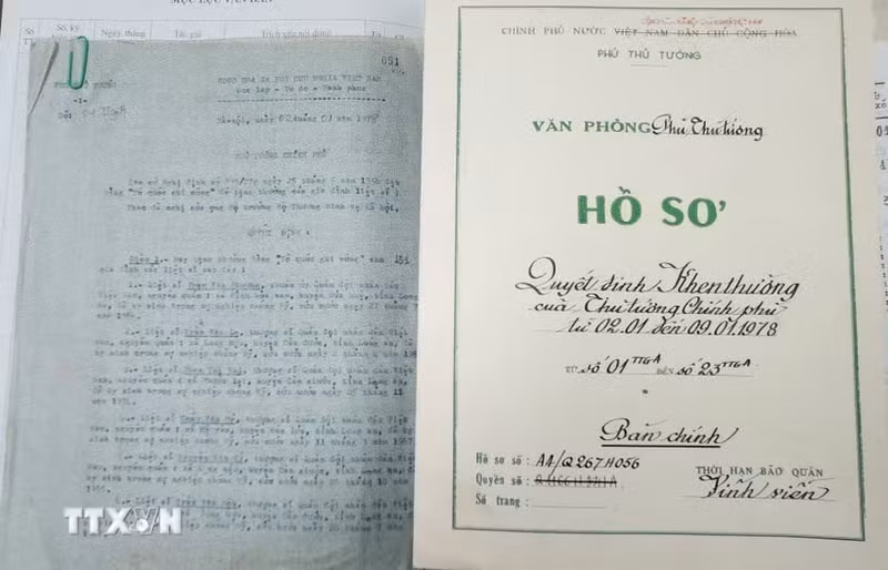 Títulos de “La Patria reconoce el mérito” otorgado por el Primer Ministro a familias de mártires. (Foto: VNA)