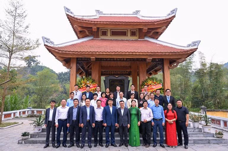 Los delegados toman fotos en la Casa de lápida donde se publicó el primer número del periódico Nhan Dan.