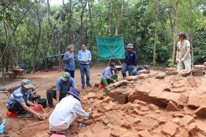 Los líderes de la Junta de Gestión del Patrimonio Mundial de My Son y expertos indios inspeccionan y supervisan periódicamente las obras de restauración del complejo de torres del templo. (Fuente: VNA)