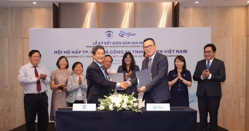 La Asociación de Neumología de Ciudad Ho Chi Minh firma un memorando de entendimiento con Pfizer Vietnam. (Foto: Nguyen Le)