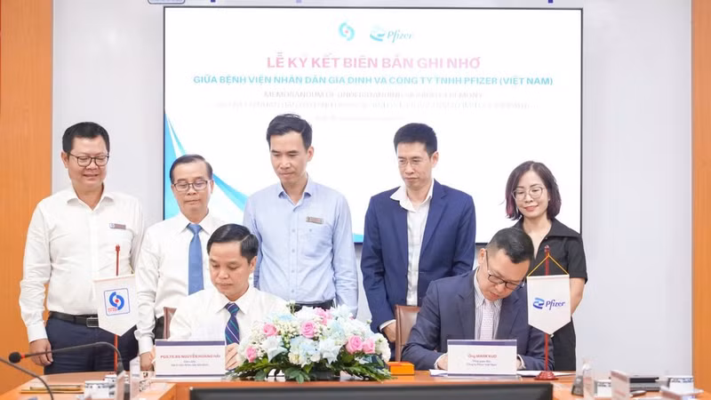 El Hospital Popular Gia Dinh firma un memorando de entendimiento con Pfizer Vietnam. (Foto: Nguyen Le)