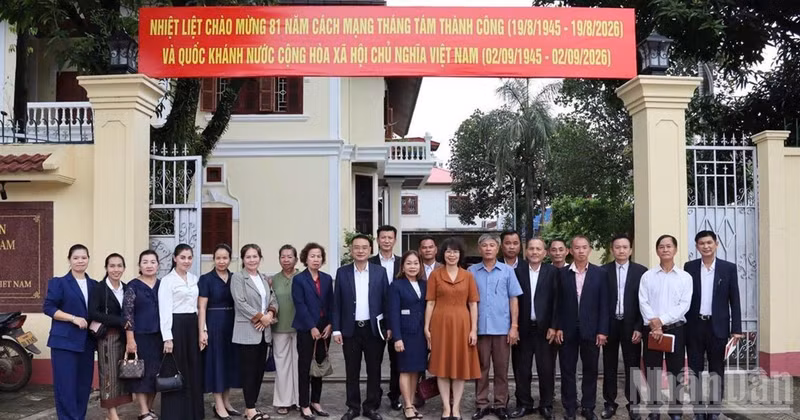 La cónsul general de Vietnam en Pakse, Ta Phuong Dung, y representantes de las Asociaciones de Vietnamitas en cuatro provincias sureñas de Laos. 