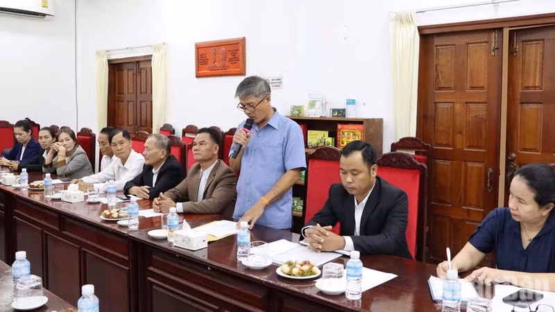 Nguyen Van Binh, presidente de la Asociación de Vietnamitas de la provincia de Attapeu, interviene en la conferencia.