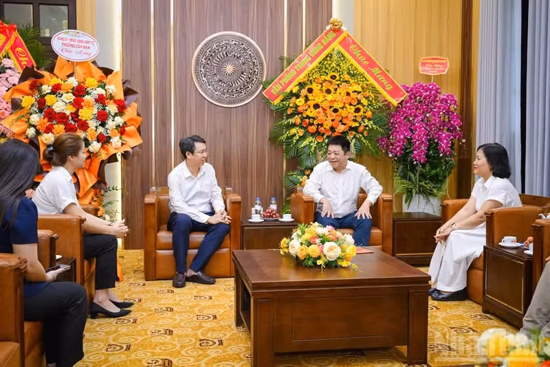 El vicepresidente-editor de Nhan Dan, Que Dinh Nguyen, recibe a Nguyen Hoang Truong, diputado de la XVI Legislatura de la Asamblea Nacional, secretario del Comité del Partido y presidente del Consejo Popular del distrito de Cua Nam (Hanói).