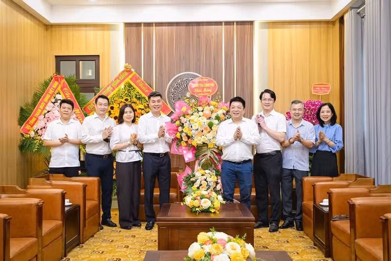 El vicepresidente-editor de Nhan Dan Que Dinh Nguyen recibe a la delegación de la Inspección Gubernamental encabezada por Nguyen Van Cuong.
