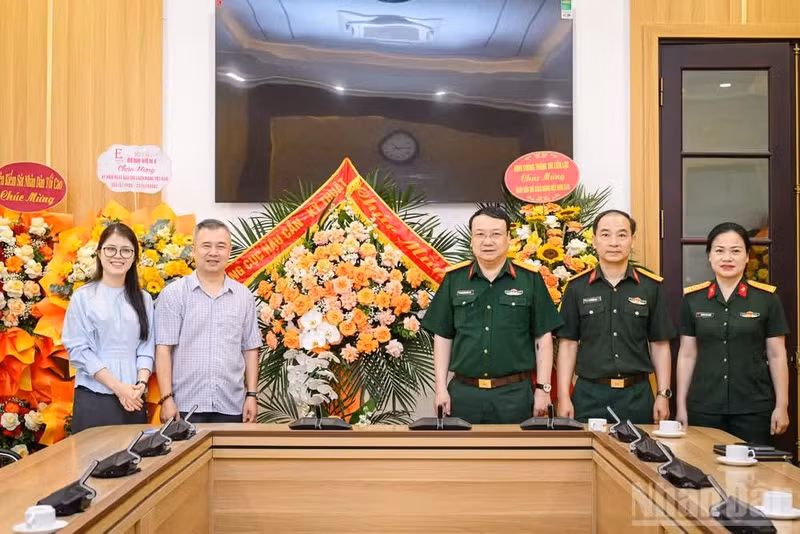 El jefe del Departamento de Ciencia y Medio Ambiente de Nhan Dan, Dinh Song Linh recibió al coronel Nguyen Tuan Anh, subjefe de la Dirección Política del Departamento General de Logística y Técnica.