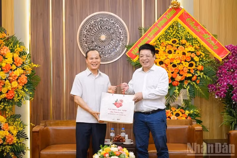 El vicepresidente-editor de Nhan Dan, Que Dinh Nguyen, recibe a la delegación del Comité Popular de la provincia de Bac Ninh.