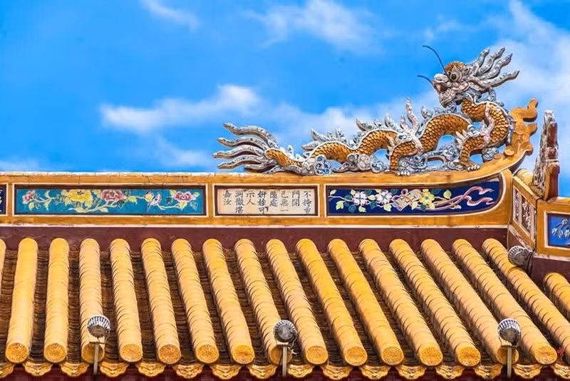Uno de los poemas grabados en el alero de la Puerta Ngo Mon pertenece al conjunto Poemas en arquitecturas reales de Hue, inscrito por la Unesco en el Registro Memoria del Mundo para Asia y el Pacífico. (Foto: qdnd.vn)