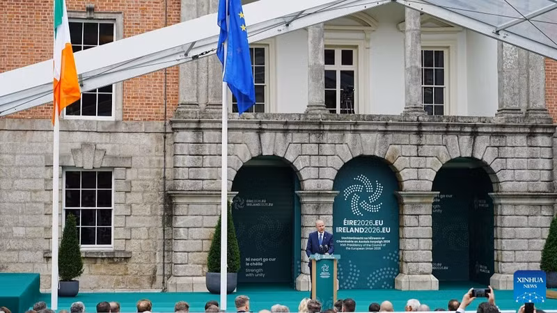 El primer ministro de Irlanda, Micheál Martin, pronuncia un discurso al asumir la presidencia del Consejo de la Unión Europea, en Dublín, el 1 de julio de 2026. (Foto: Xinhua/Zhao Jiasong).