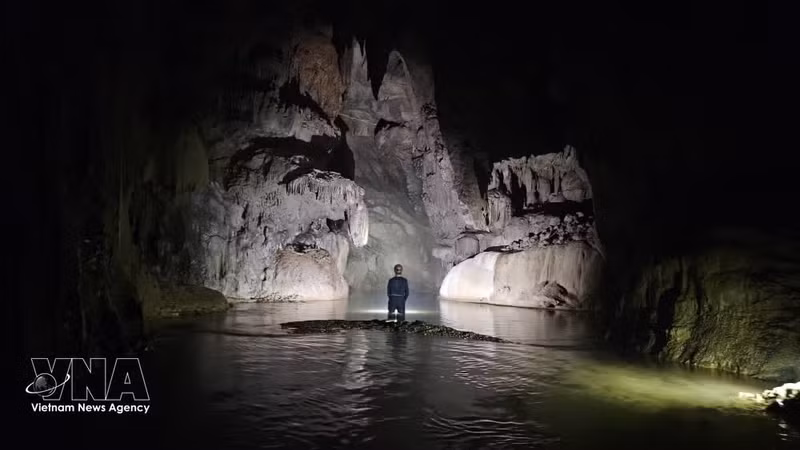 Imagen de las corrientes de agua subterránea en la cueva Mo Roo, recientemente descubierta en el Parque Nacional Phong Nha-Ke Bang, en la provincia de Quang Tri. (Foto: VNA)