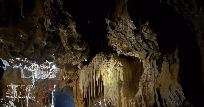 Imagen que muestra las imponentes formaciones de estalactitas milenarias en la cueva Nuoc Lan, recientemente descubierta en el Parque Nacional Phong Nha-Ke Bang, en la provincia de Quang Tri. (Foto: VNA)