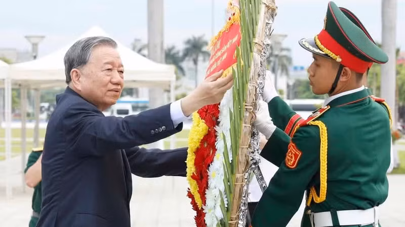 El secretario general del Partido Comunista y presidente de Vietnam, To Lam, rinde homenaje a los héroes y mártires en Da Nang.