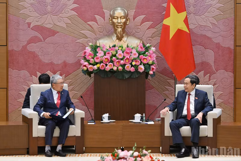 El presidente de la Asamblea Nacional de Vietnam, Tran Thanh Man (derecha), recibe al presidente de la Asociación de Amistad Corea del Sur-Vietnam, Lee Shin Jae. (Foto: nhandan.vn)