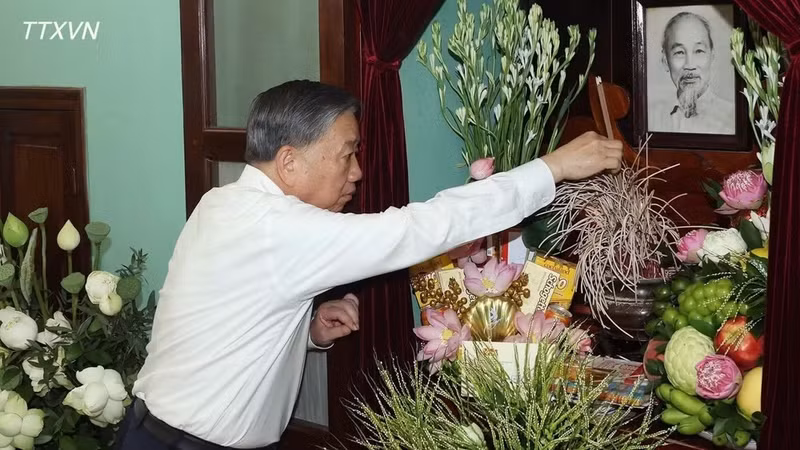 El secretario general del Comité Central del Partido Comunista de Vietnam y el presidente del Estado, To Lam, ofrece incienso en conmemoración del difunto líder en la Casa 67 en el Sitio de la Reliquia de Ho Chi Minh dentro del complejo del Palacio Presidencial en Hanói el 2 de septiembre. (Foto: VNA)