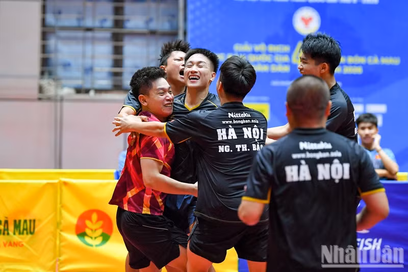 Nguyen Anh Tu celebra junto a sus compañeros y entrenadores.