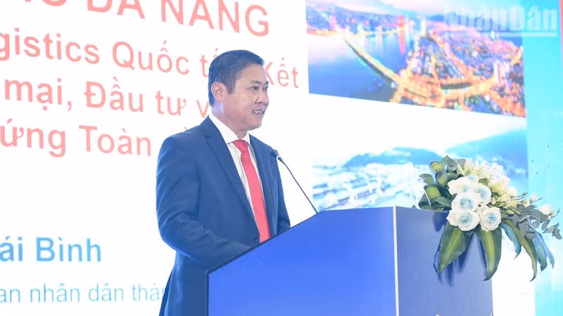 El vicepresidente del Comité Popular de Da Nang, Phan Thai Binh, habla en el Foro.