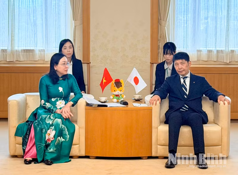Dinh Thi Lua, subsecretaria del Comité del Partido y presidenta del Comité del Frente de la Patria de Vietnam en Ninh Binh, se reúne con Ichita Yamamoto, gobernador de la prefectura japonesa de Gunma.