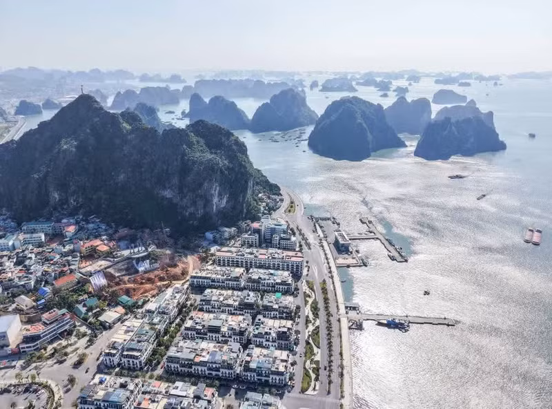 Impresionante vista de la zona residencial rodeada de islas en la bahía de Ha Long. Foto: VNA.