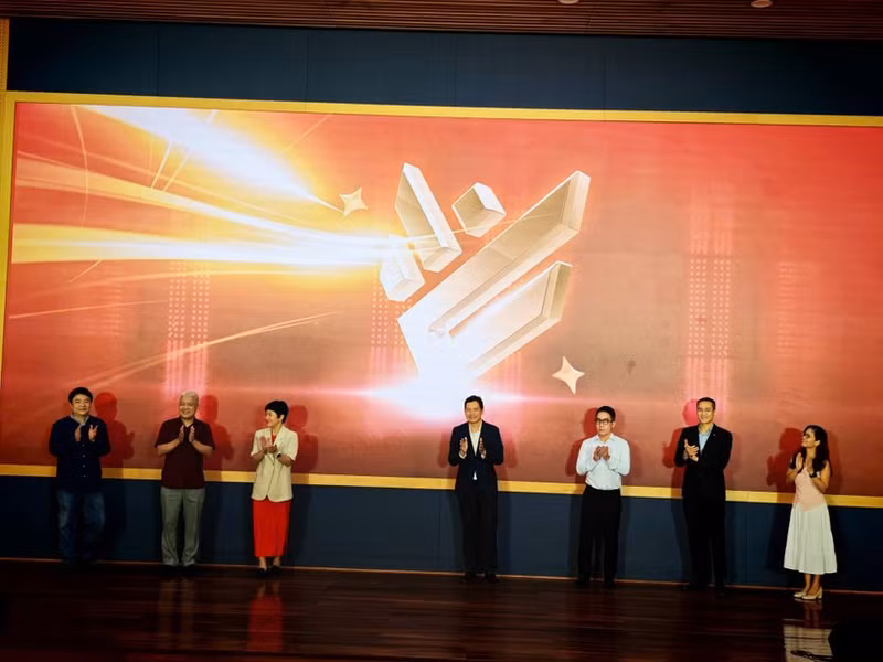 Le Quang Tu Do, director del Departamento de Radio, Televisión e Información Electrónica, y otros delegados pulsan el botón para anunciar el evento. (Foto: Chinhphu.vn)
