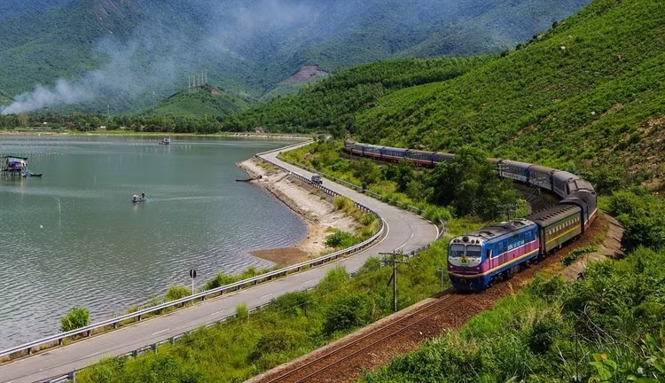 El tren "Conexión del Patrimonio Central" recorre la laguna de Lap An, ciudad de Hue (Foto: Grupo de Ferrocarriles de Vietnam)