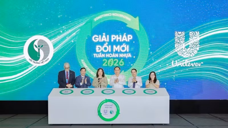 El viceministro de Agricultura y Medio Ambiente Le Cong Thanh y los asistentes lanzan el concurso.