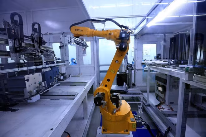 Robots autónomos en una línea de producción de paneles solares en la provincia de Phu Tho. Foto: VNA.